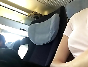 Amatrice nous montre sa poitrine discrè_tement dans le train